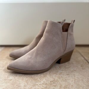 Universal Thread Tan Booties